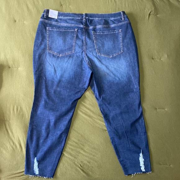 Lane Bryant size 28 Mid Rise Super Stretch Skinny Jeans Destructed - Picture 4 of 4